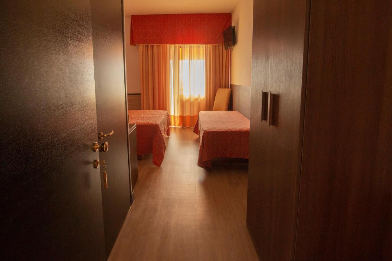 Hotel San Zeno Сан-Дзено-ди-Монтанья Экстерьер фото