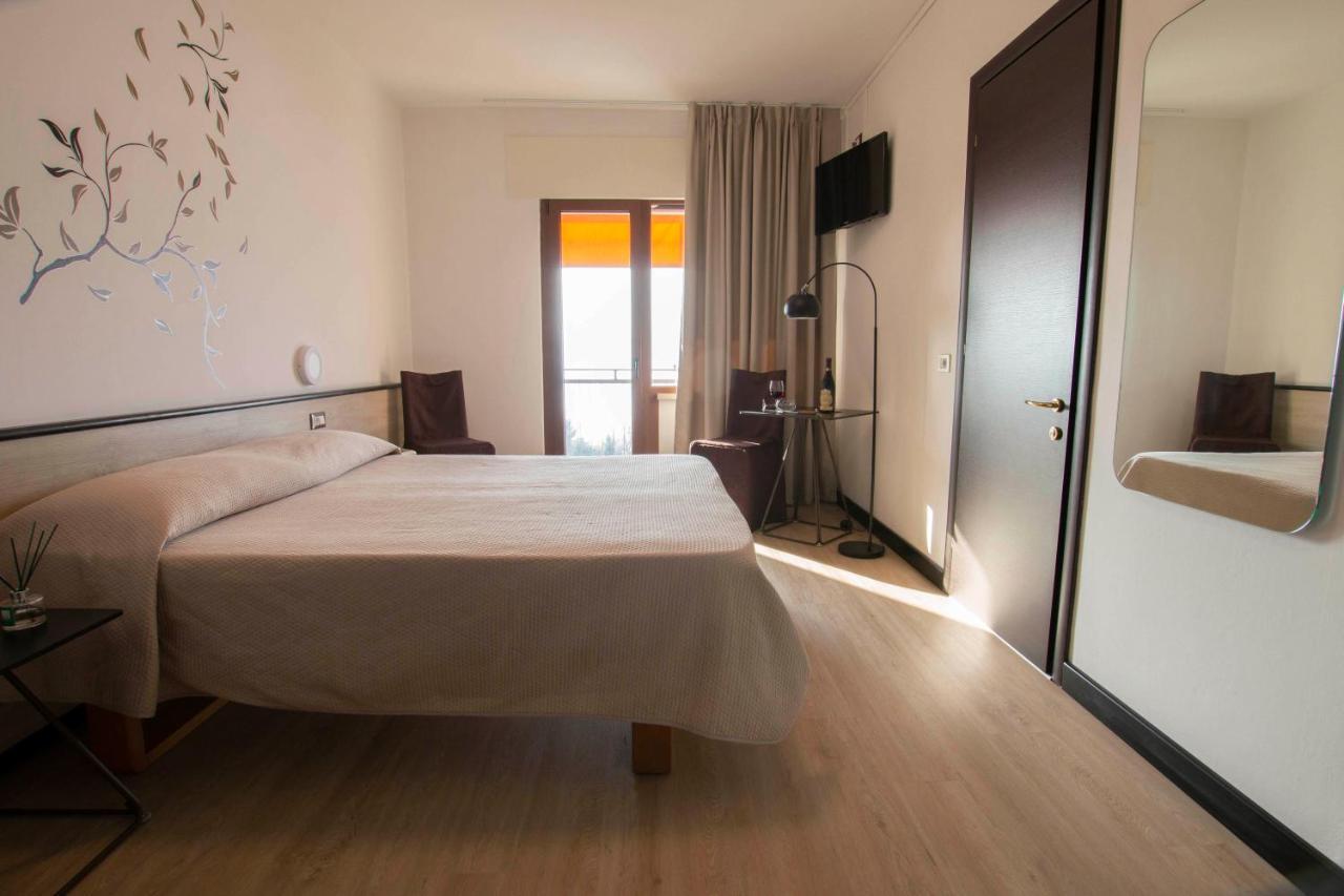 Hotel San Zeno Сан-Дзено-ди-Монтанья Экстерьер фото