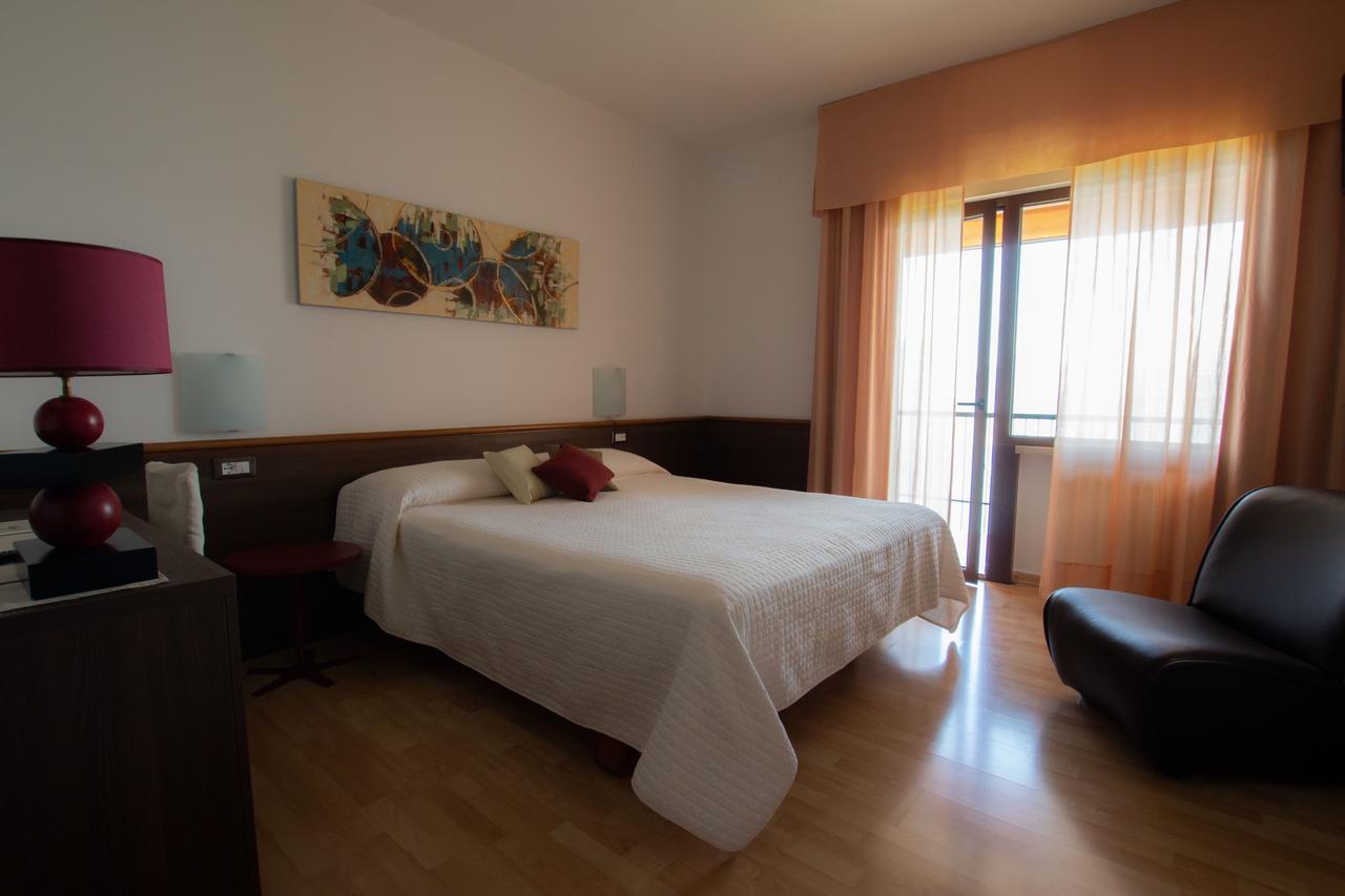 Hotel San Zeno Сан-Дзено-ди-Монтанья Экстерьер фото